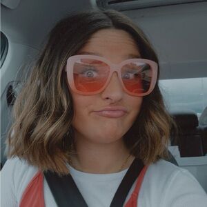 Meet your Posher, Fallon